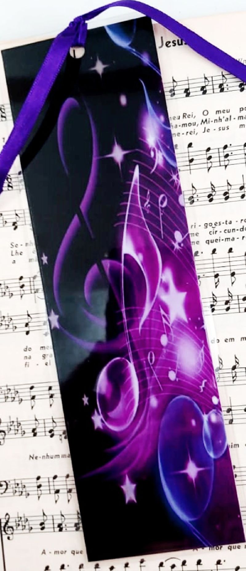Marca Pagina Musical Clave de sol galaxia lilas plastificado com fita de cetin 
