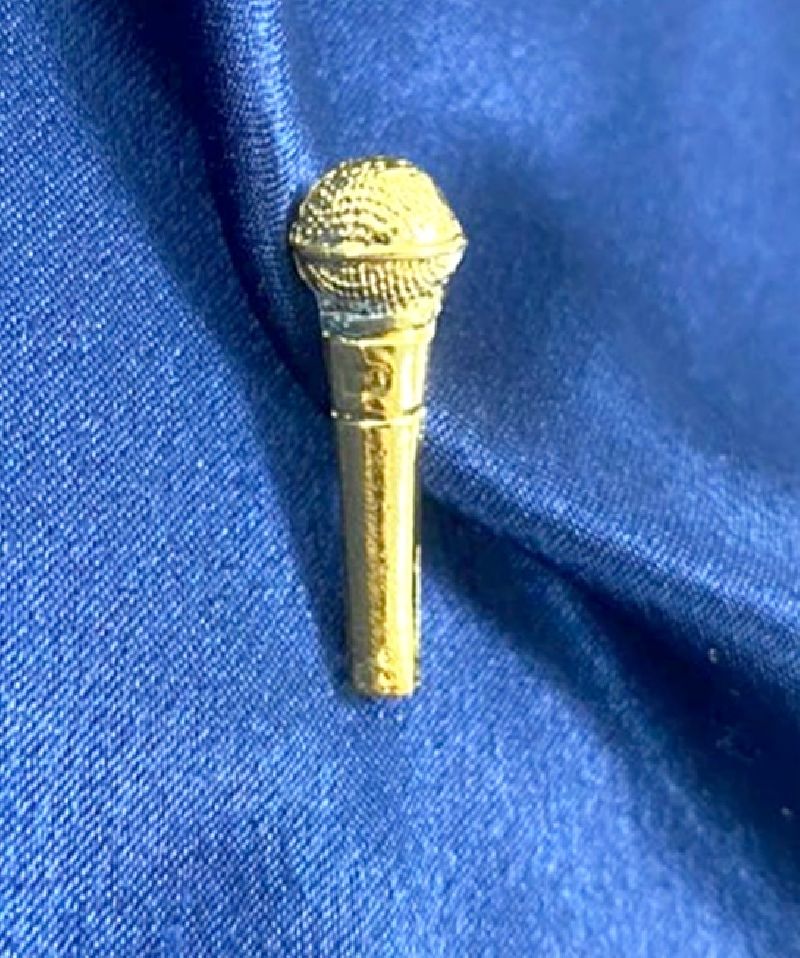 Broche Musical (botton) microfone com fio dourado