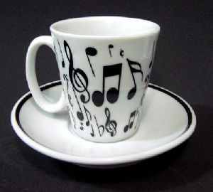 Xicara Musical Tulipa café branca c/ simbolos musicais pretos com pires	