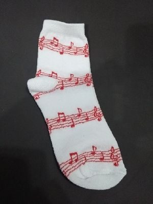 Meia soquete branca com partitura musical vermelha