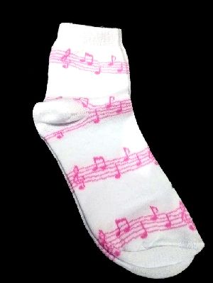 Meia soquete branca com partitura musical rosa