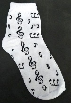 Meia soquete branca com simbolos musicais pretos 