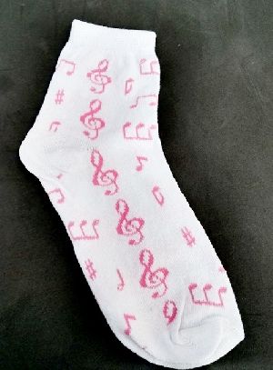Meia soquete branca com simbolos musicais rosa 