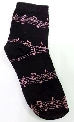 Meia soquete preta com partitura musical rosa 