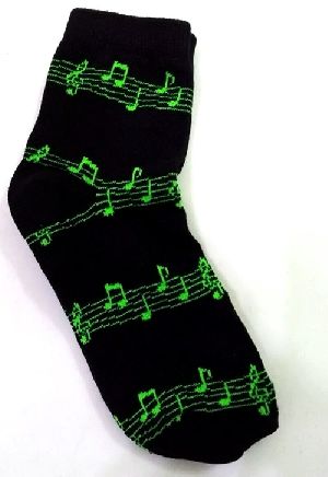 Meia soquete preta com partitura musical verde 
