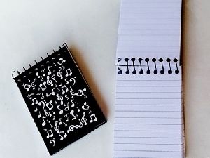 Caderneta anotação mini capa preta notas brancas media 50 folhas 10x7cm  
