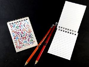 Caderneta anotação mini capa branca notas coloridas media 50 folhas 10x7cm