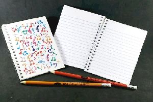 Caderneta anotações capa branca notas coloridas média 50 folhas 14,5X 10 cm