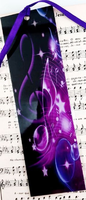 Marca Pagina Musical Clave de sol galaxia lilas plastificado com fita de cetin 