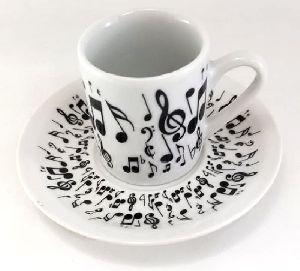 Xicara Musical de café com pires branca com simbolos musicais preto 