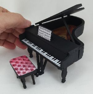 Mini piano de cauda com banquinho 