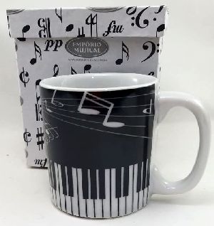Caneca Musical branca com teclado e partitura preto  c/ embalagem de presente