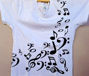 Camiseta Musical branca baby look silk simbolos musicais preto