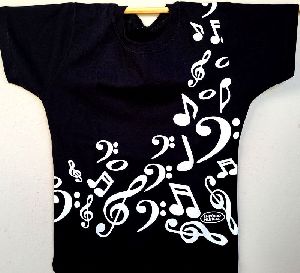 Camiseta Musical preta silk simbolos musicais branco