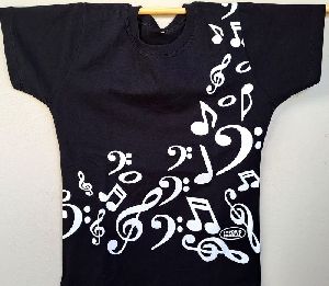 Camiseta Musical preta baby look silk simbolos musicais branco