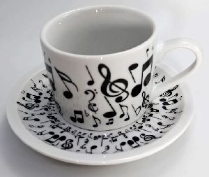 Xícara Musical de chá c/ pires branca com Simbolos Musicais Preto 